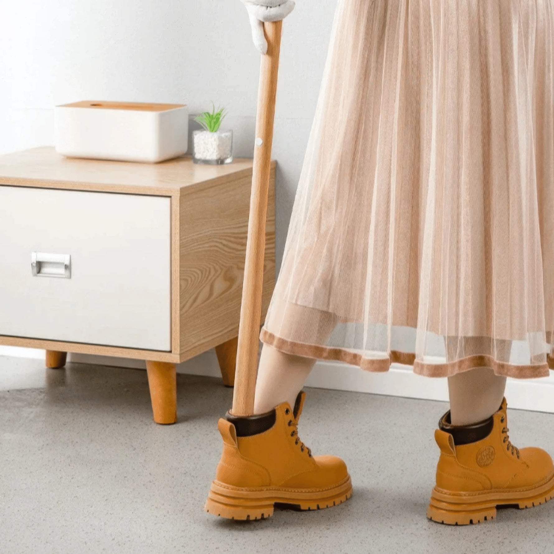 Stylish Shoehorn Made of Beechwood – Simple and Elegant