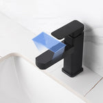 Moderne Küchenarmatur mit digitaler Anzeige und eleganter Form