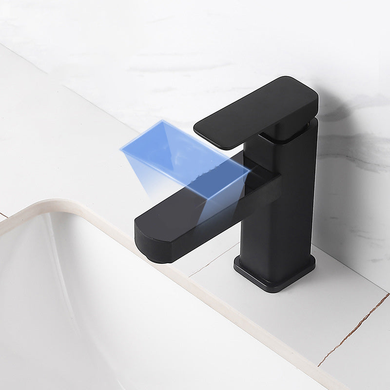 Moderne Küchenarmatur mit digitaler Anzeige und eleganter Form