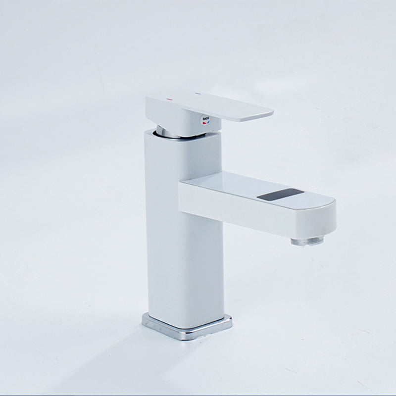 Moderne Küchenarmatur mit digitaler Anzeige und eleganter Form