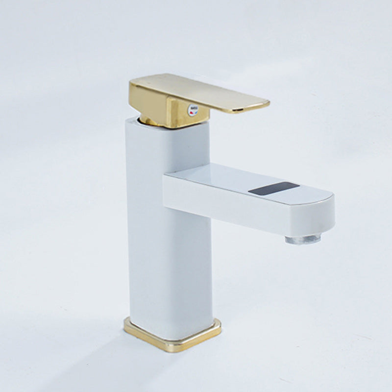 Moderne Küchenarmatur mit digitaler Anzeige und eleganter Form