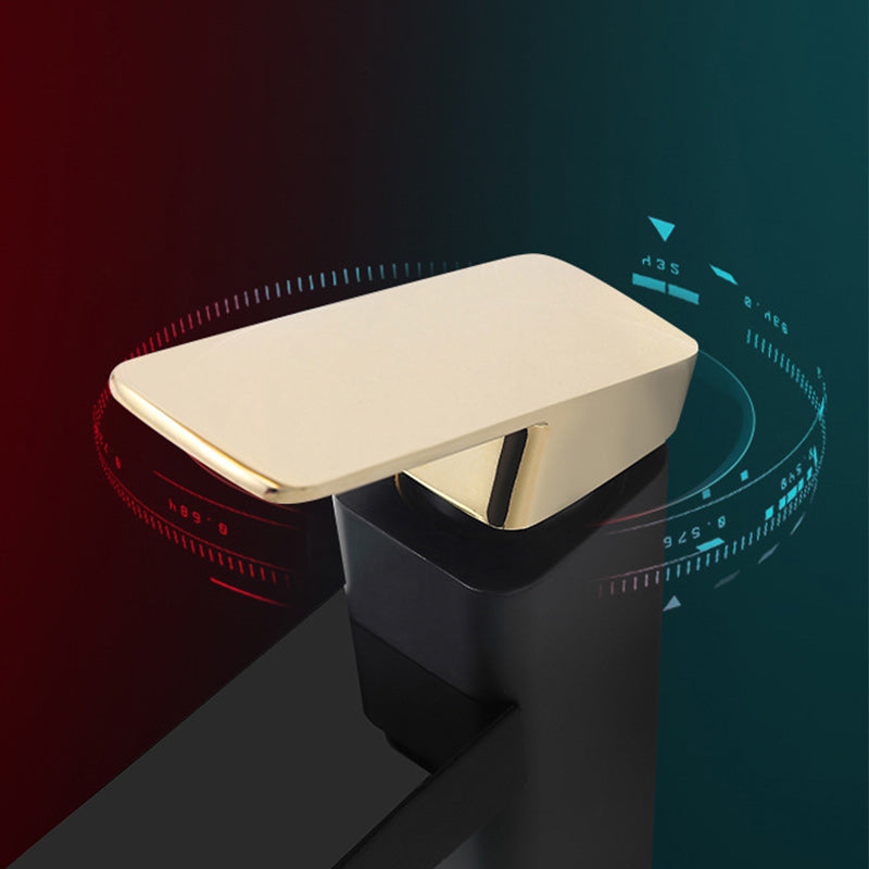 Moderne Küchenarmatur mit digitaler Anzeige und eleganter Form