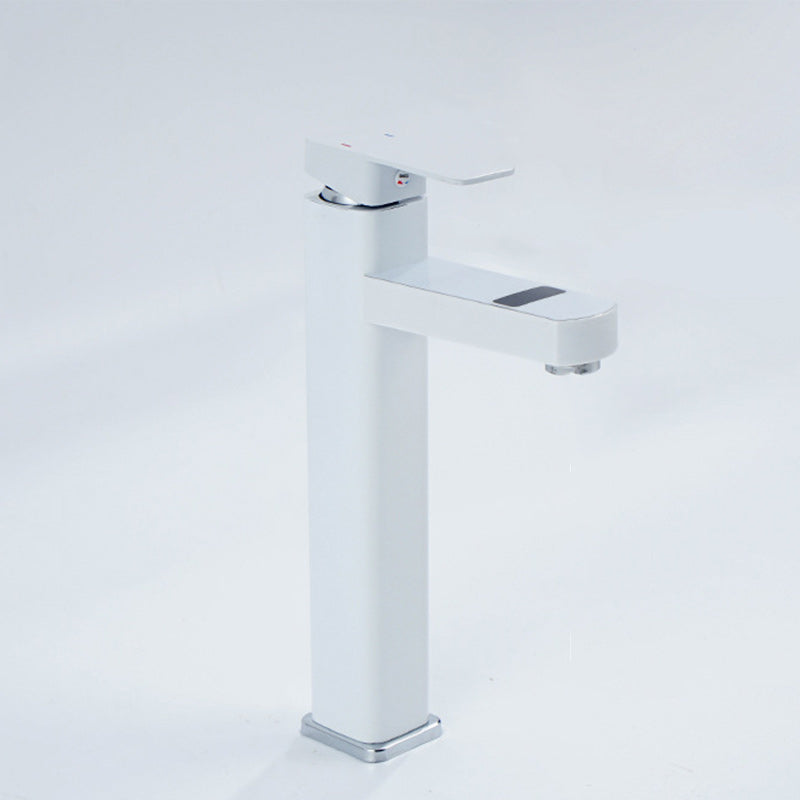 Moderne Küchenarmatur mit digitaler Anzeige und eleganter Form