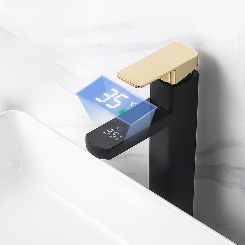 Moderne Küchenarmatur mit digitaler Anzeige und eleganter Form