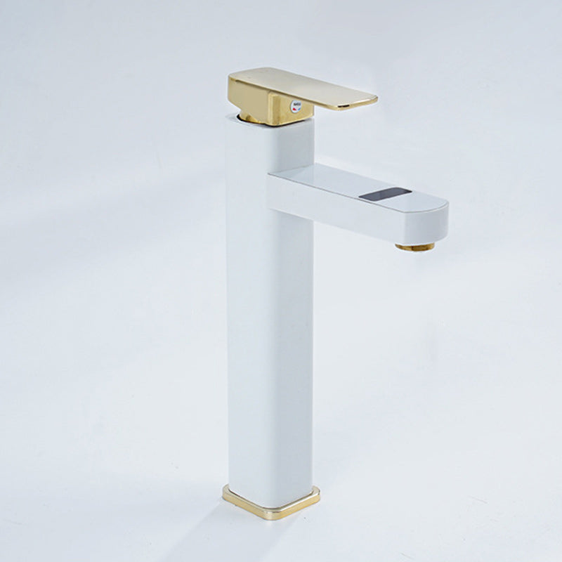 Moderne Küchenarmatur mit digitaler Anzeige und eleganter Form