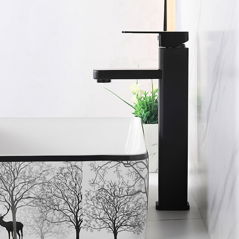Moderne Küchenarmatur mit digitaler Anzeige und eleganter Form