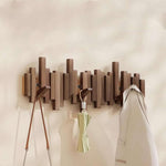 Elegante Holzgarderobe mit flexiblen Magnetaufhängungen