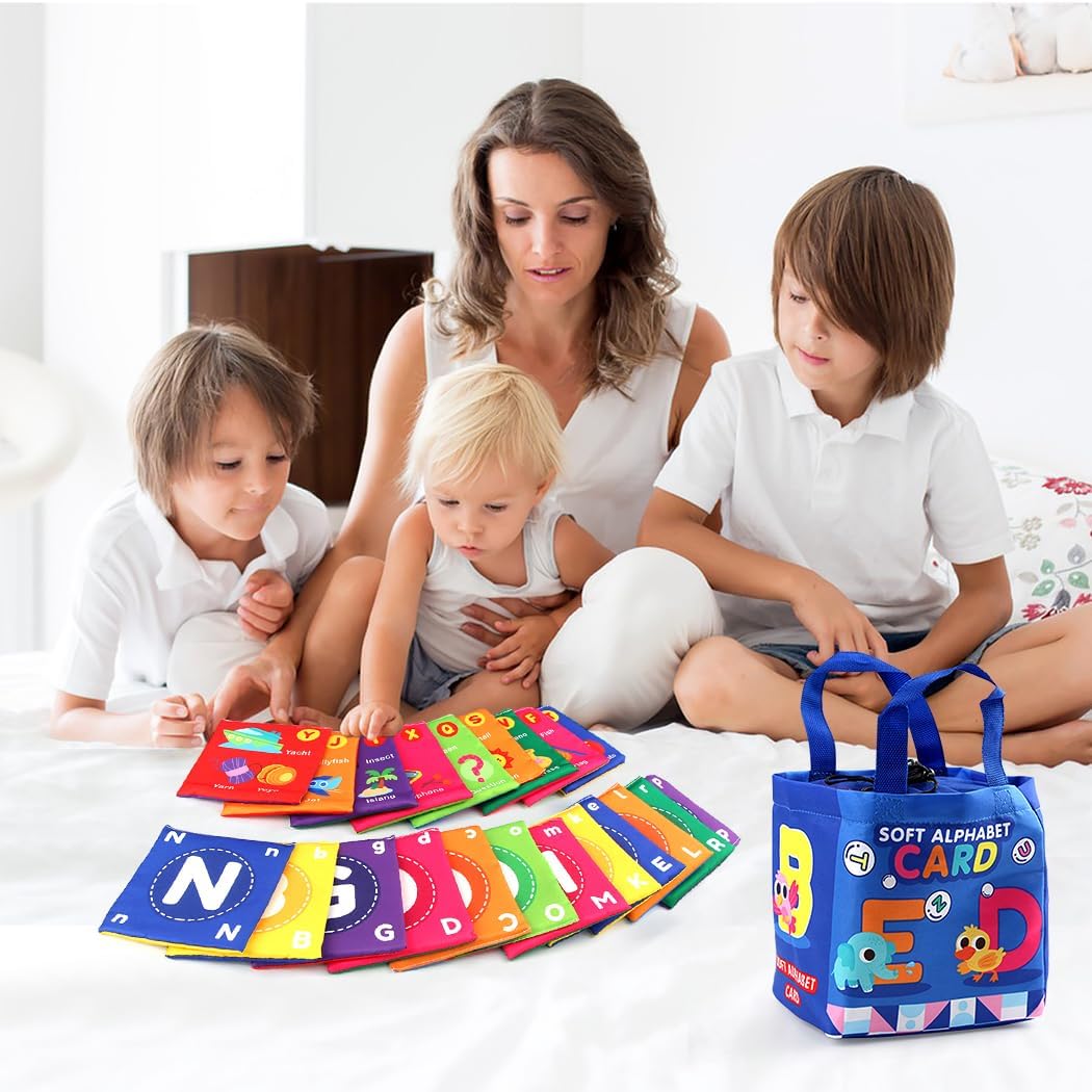 Karten mit bunten Buchstaben für kleine Kinder
