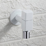 Eleganter Wandhahn mit Knopfgriff aus massivem Messing