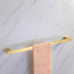 Elegantes Badezimmer-Set mit goldenen Handtuchhaltern