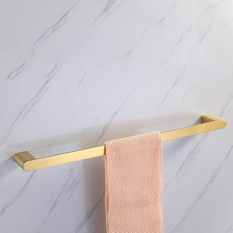 Elegantes Badezimmer-Set mit goldenen Handtuchhaltern