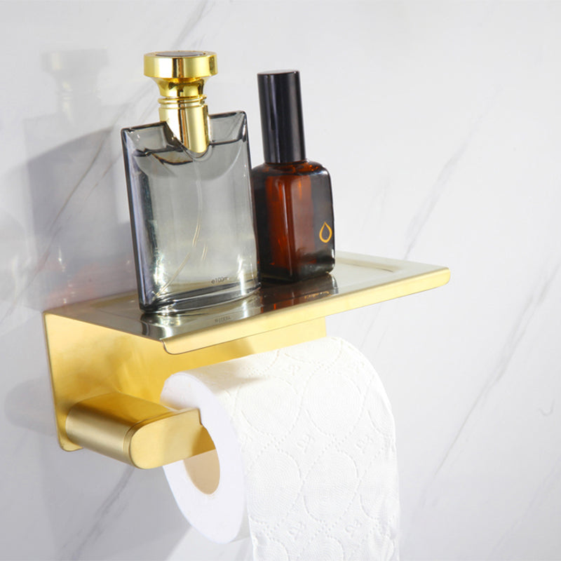 Elegantes Badezimmer-Set mit goldenen Handtuchhaltern