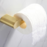 Elegantes Badezimmer-Set mit goldenen Handtuchhaltern