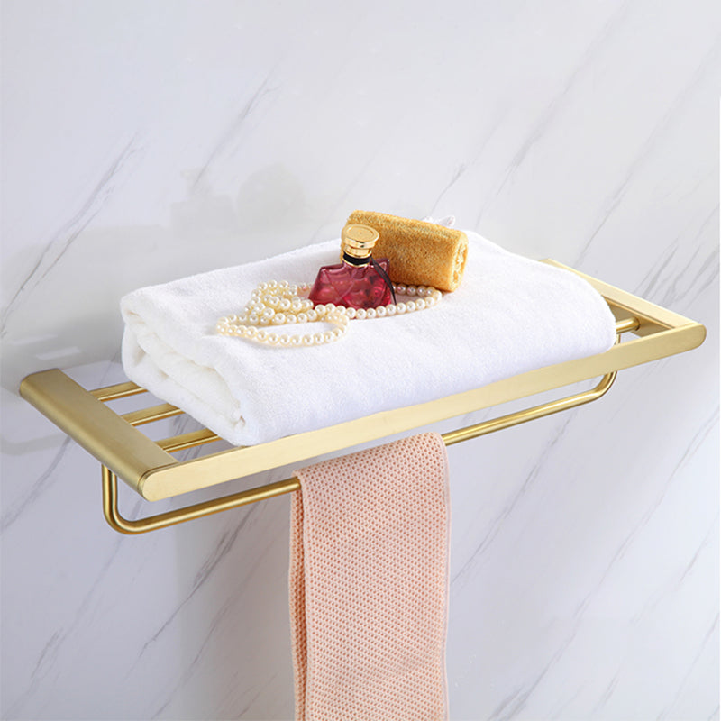 Elegantes Badezimmer-Set mit goldenen Handtuchhaltern