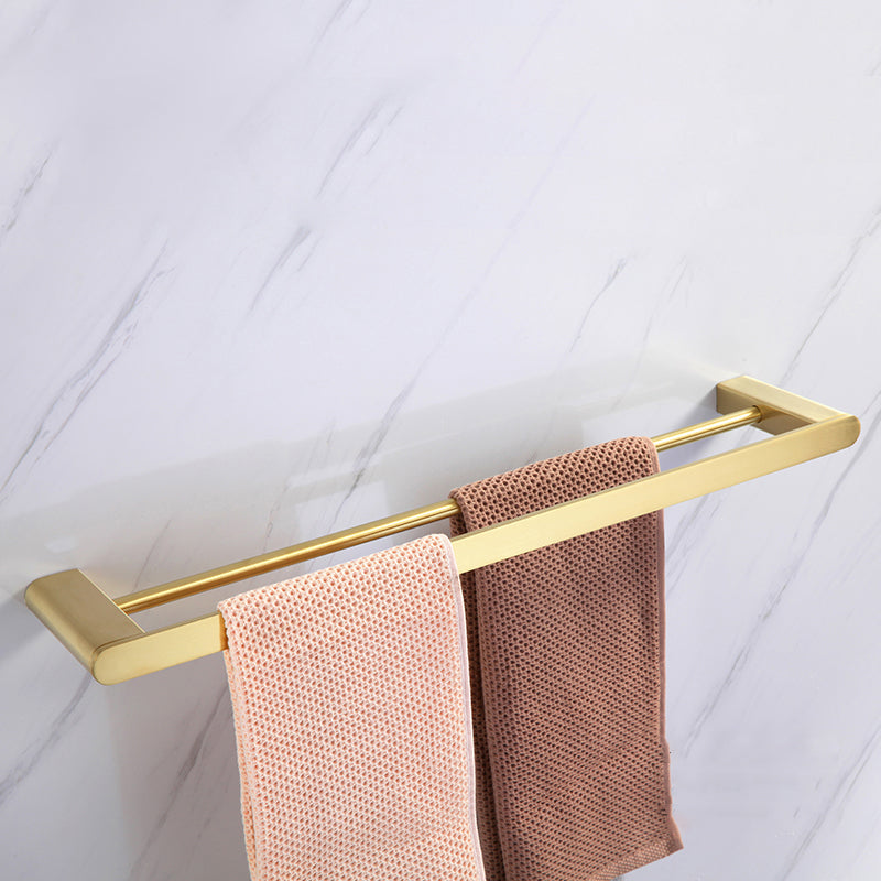 Elegantes Badezimmer-Set mit goldenen Handtuchhaltern
