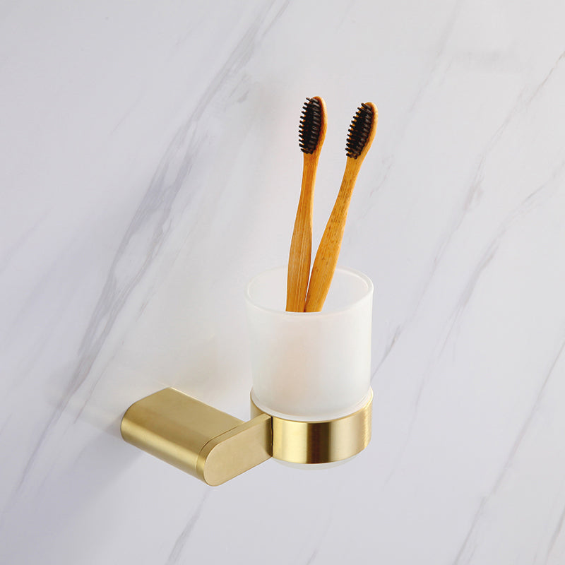 Elegantes Badezimmer-Set mit goldenen Handtuchhaltern