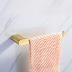 Elegantes Badezimmer-Set mit goldenen Handtuchhaltern
