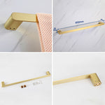 Elegantes Badezimmer-Set mit goldenen Handtuchhaltern