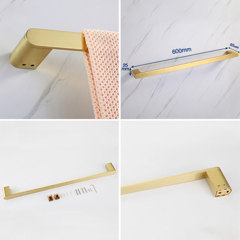 Elegantes Badezimmer-Set mit goldenen Handtuchhaltern