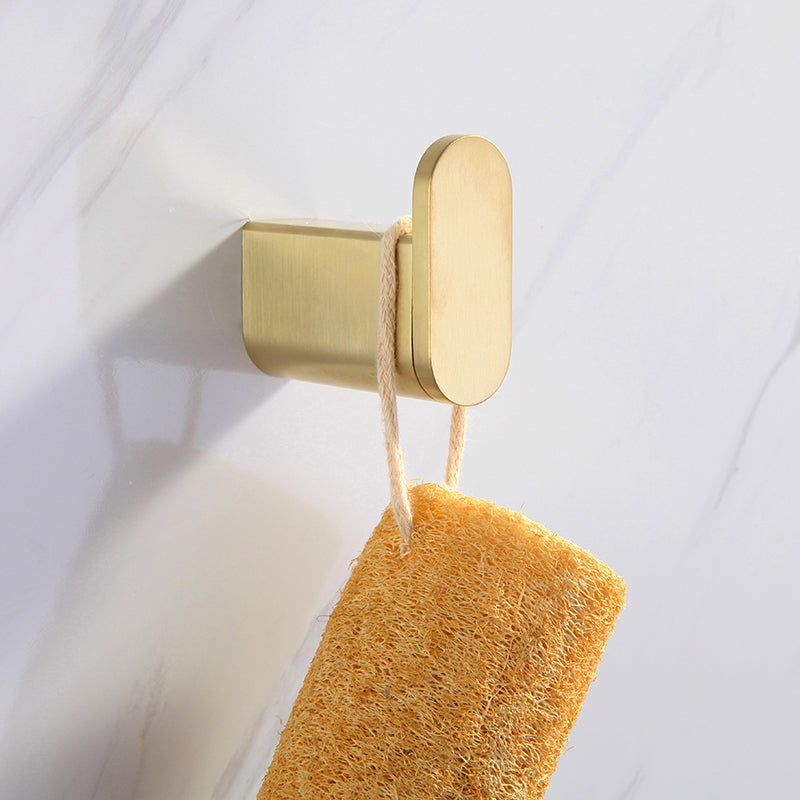 Elegantes Badezimmer-Set mit goldenen Handtuchhaltern