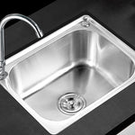 Eleganter Küchenspüle mit schmutzabweisender Oberfläche und Abflussset