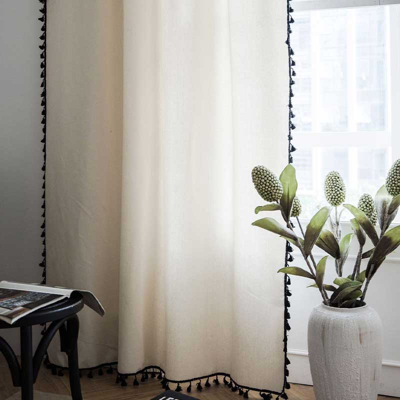 Beige Vorhang aus Baumwoll-Leinen mit schwarzem Quastendekor