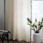 Eleganter Baumwoll-Leinen Vorhang in Beige mit schwarzen Quasten