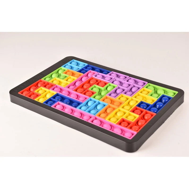 Kinderspiel mit bunten Tetris-Teilen