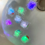 Früher Weihnachtsverkauf: LED Eiswürfel Badspielzeug (12 Stück)