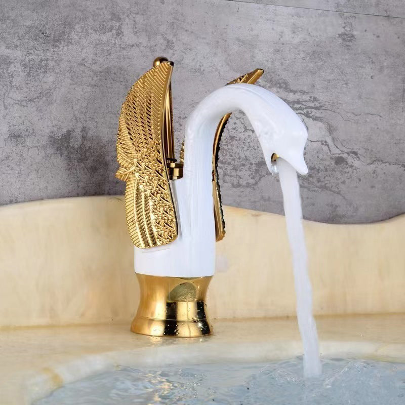 Eleganter Wasserhahn für das Badezimmer mit einem Hebel in verschiedenen Farben