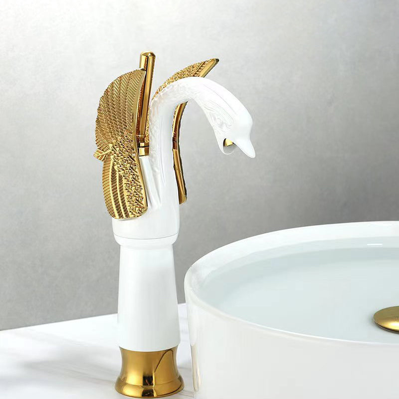 Eleganter Wasserhahn für das Badezimmer mit einem Hebel in verschiedenen Farben