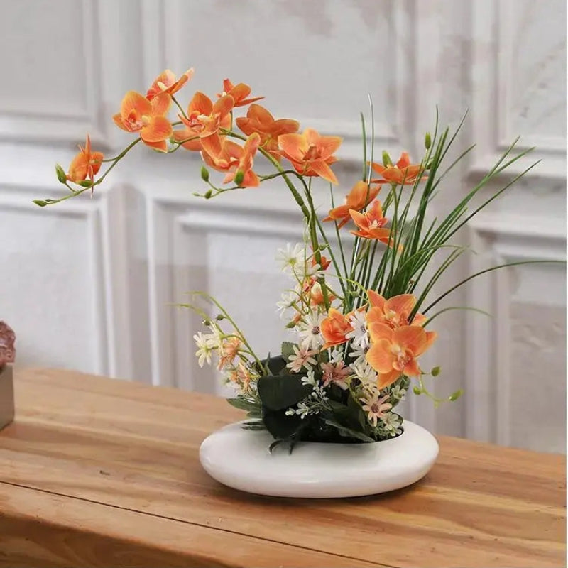 Moderne Vase mit realistischer Blumenanordnung