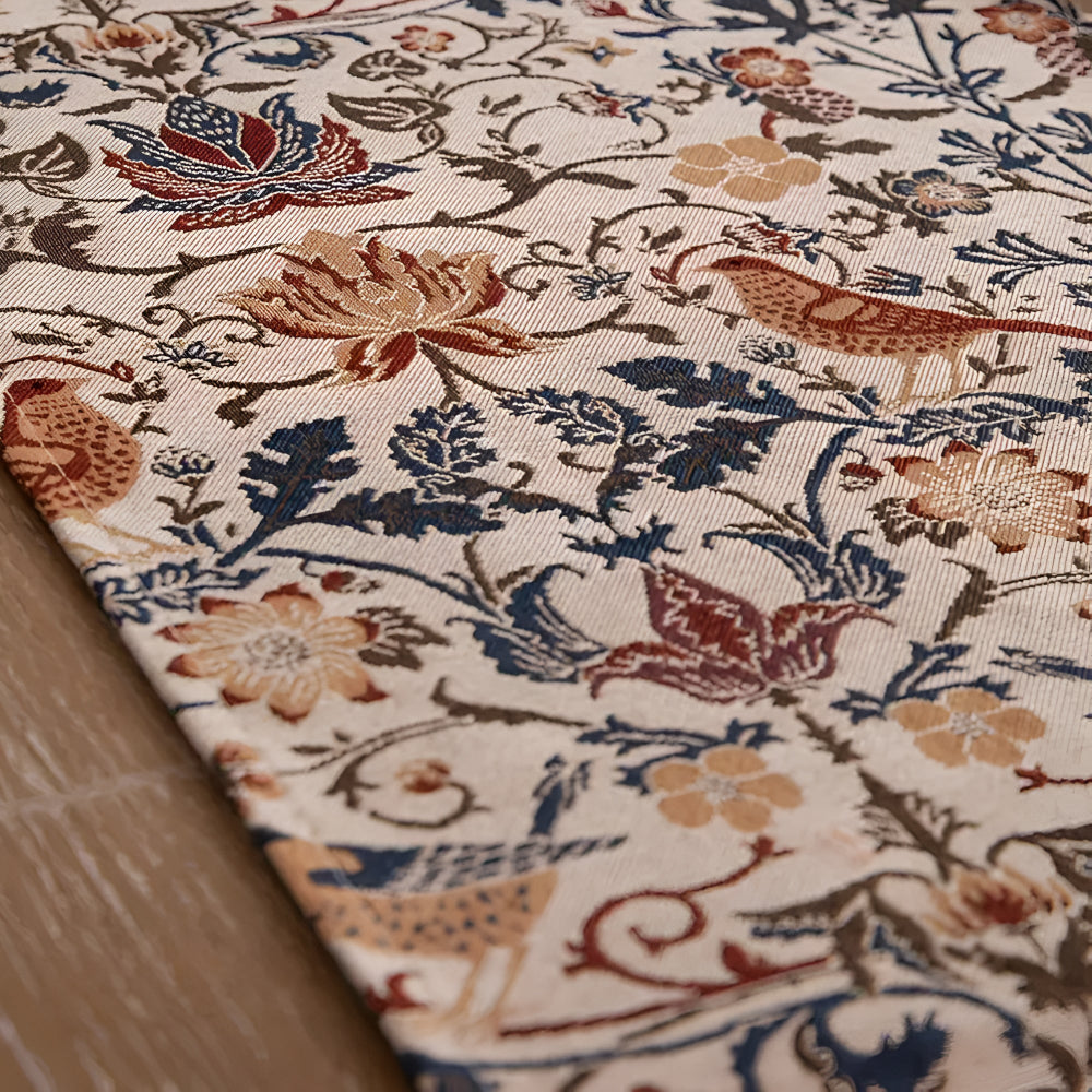 Rustikaler Tischläufer mit floralen und tierischen Motiven