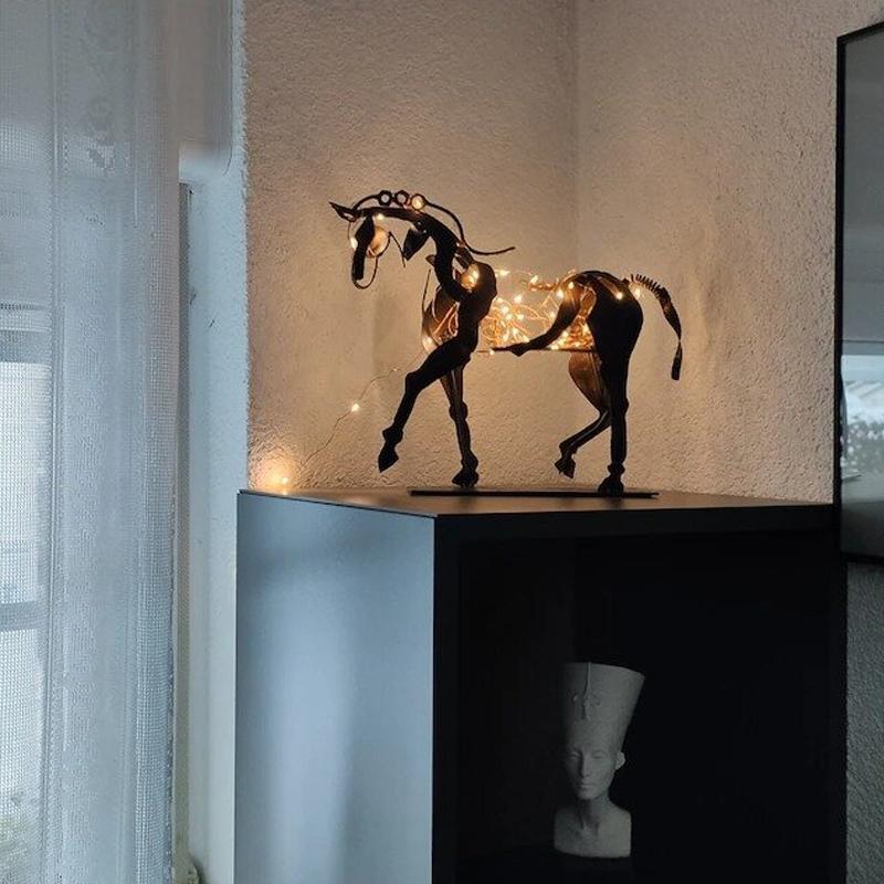 Elegante Metallpferdeskulptur für Ihr Zuhause