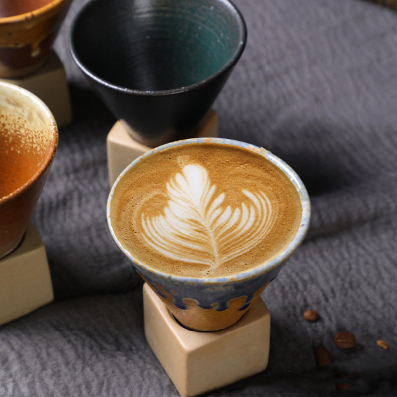 Große Keramikkaffeetasse mit konischer Nahtbasis - Becher und Untersetzer Set