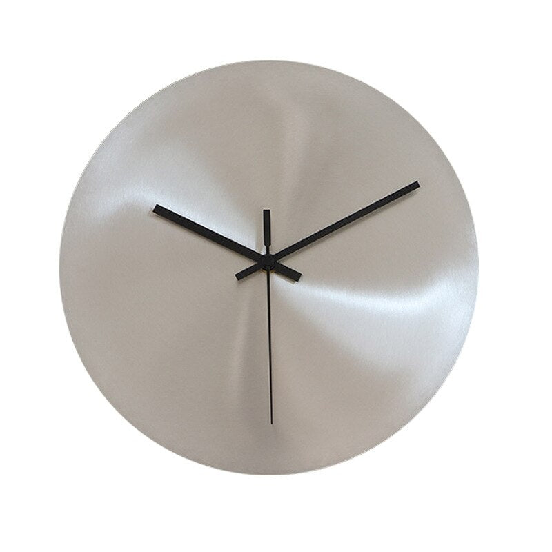 Wanduhr aus Edelstahl mit modernem Design und großen Ziffern