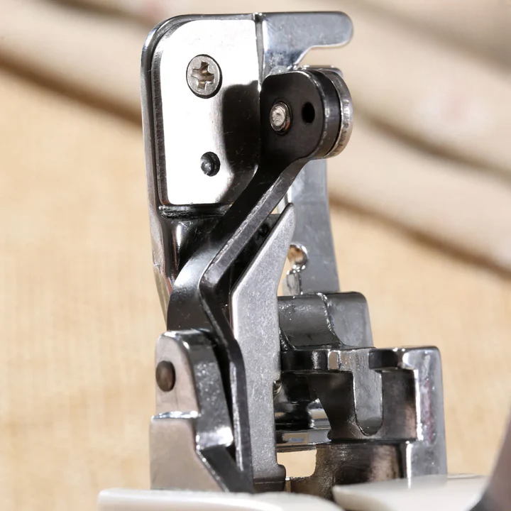 Effizientes Overlock-Nähfuß – Nähen, Schneiden und Versäubern in einem Schritt