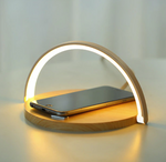 Moderne Nachttischlampe mit kabellosem Ladegerät