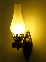 Antike Wandlampe aus Eisen mit Glas-Schirm in Bronze