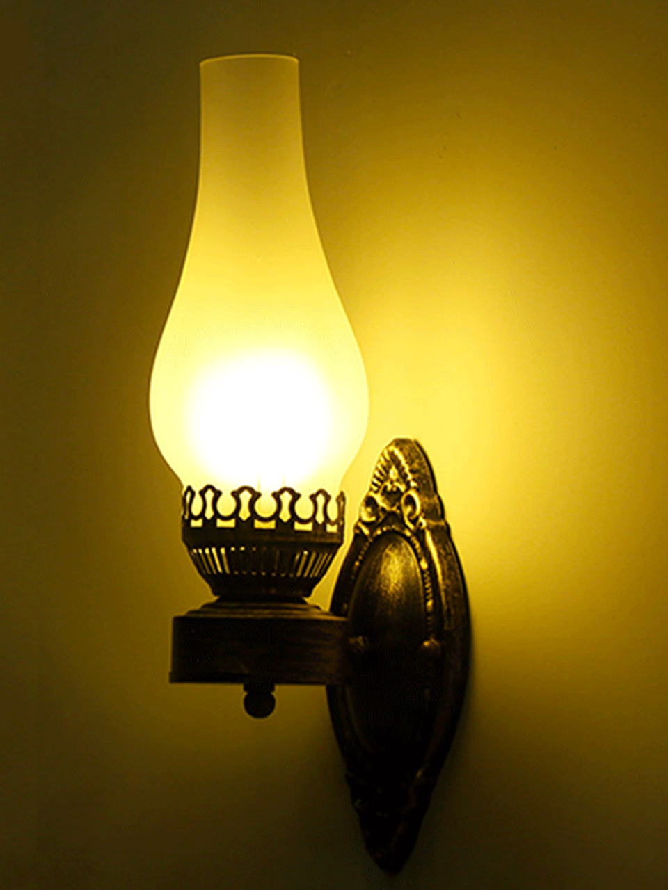 Antike Wandlampe aus Eisen mit Glas-Schirm in Bronze