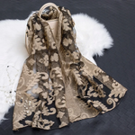 Blütenzauber | Eleganter Seidenschal mit floralen Motiven