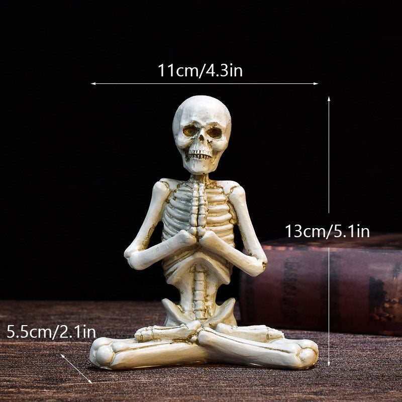 Vintage Halloween Figurine – Dekoratives Kunstwerk in Schwarz oder Weiß