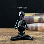 Vintage Halloween Figurine – Dekoratives Kunstwerk in Schwarz oder Weiß