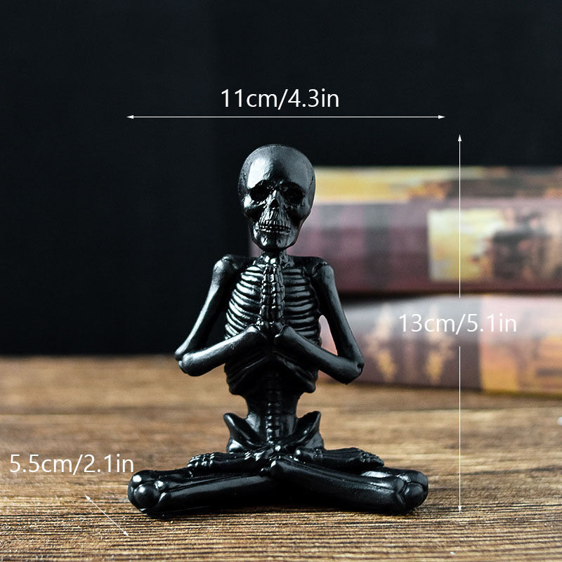 Vintage Halloween Figurine – Dekoratives Kunstwerk in Schwarz oder Weiß