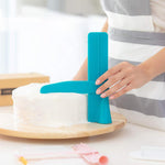 Verstellbarer Kuchensahneschaber