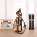 Elegante Bronze-Skulptur eines umarmenden Paares – Dekoratives Kunstwerk für Ihr Zuhause