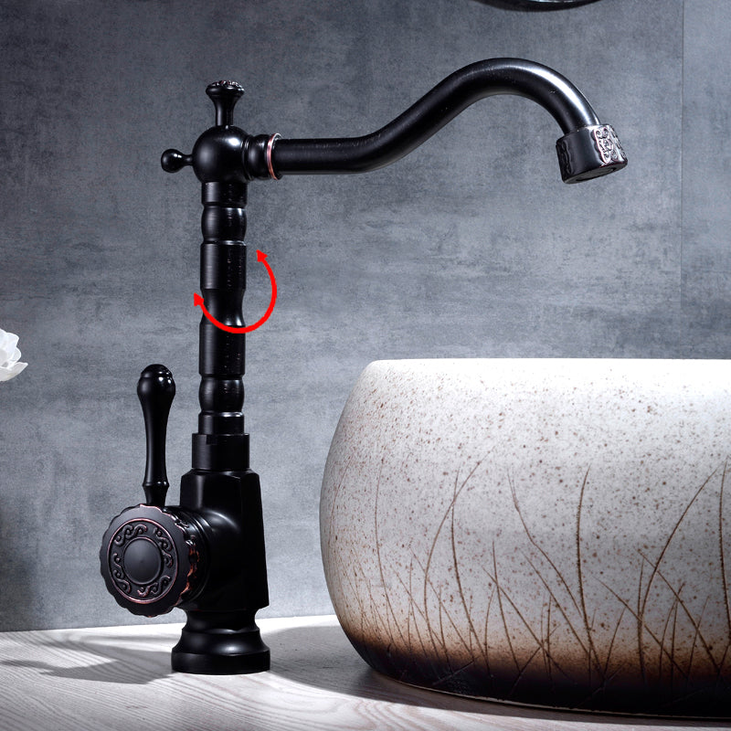 Eleganter Küchenwasserhahn mit schwenkbarem Auslauf und Hebelgriff