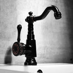 Eleganter Küchenwasserhahn mit schwenkbarem Auslauf und Hebelgriff