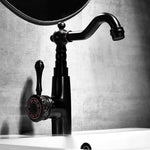 Eleganter Küchenwasserhahn mit schwenkbarem Auslauf und Hebelgriff