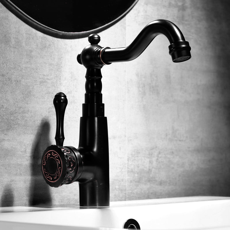 Eleganter Küchenwasserhahn mit schwenkbarem Auslauf und Hebelgriff